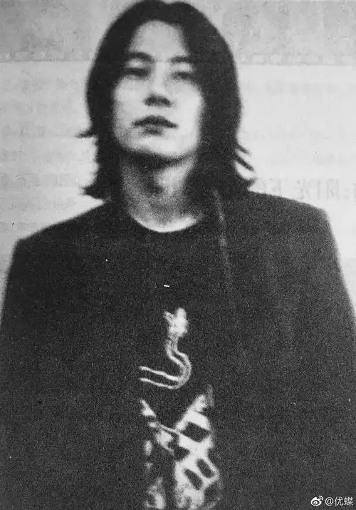 看了个郑钧年轻时的视频,太帅了吧,放现在算神颜吗?