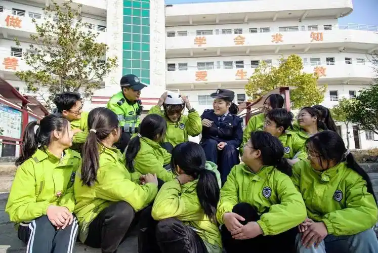 2023年2月20日,安徽省马鞍山市和县公安局白桥派出所民警正在课堂上
