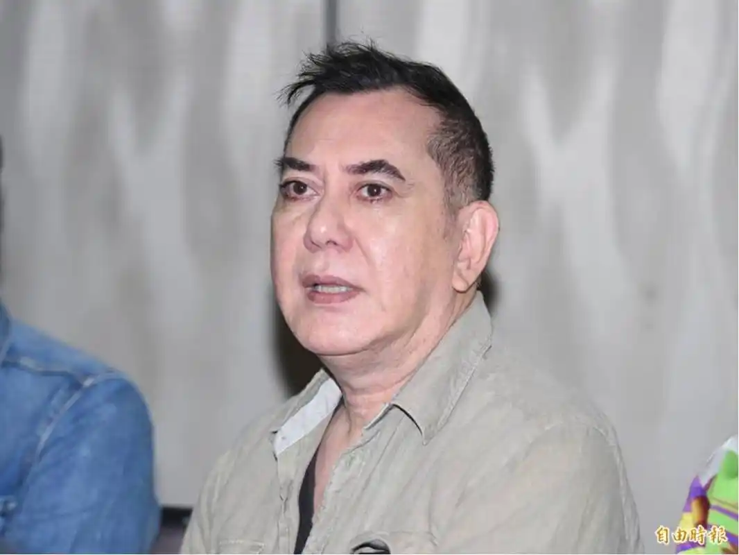 台湾疫情好转,疫情严重时悄悄返港的黄秋生发文:回台湾了