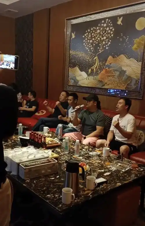 刘欢消失一年后,与好友聚会首次露面,包厢内激情唱歌!