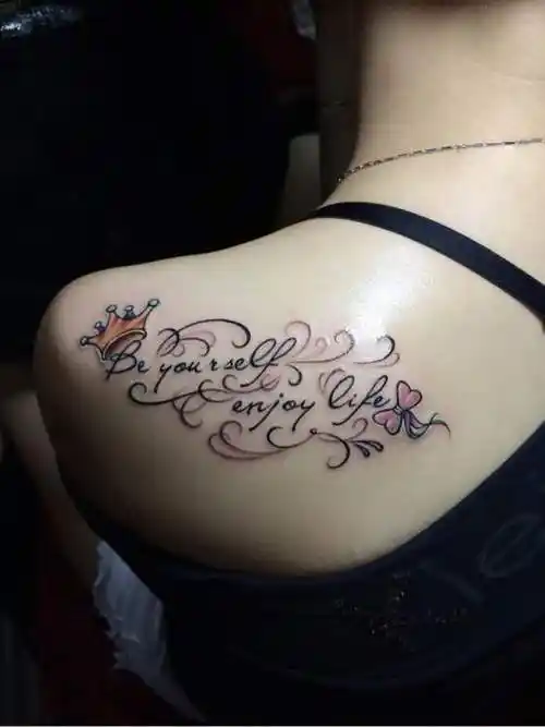 女性背部好看的花体英文字母纹身