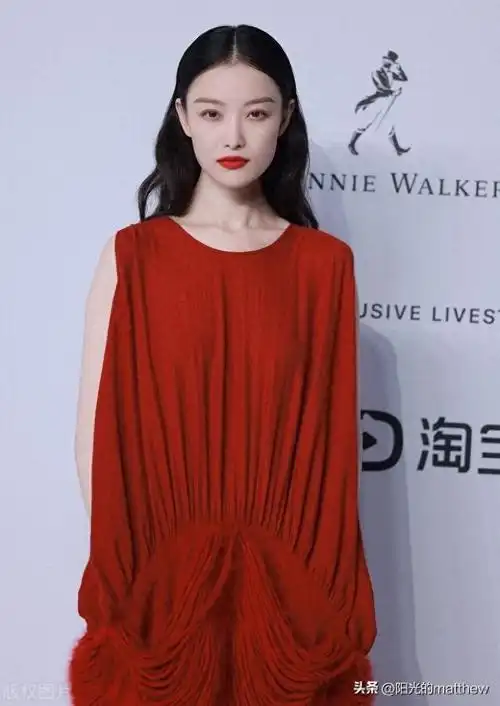 倪妮红色无袖连衣裙艳丽妩媚