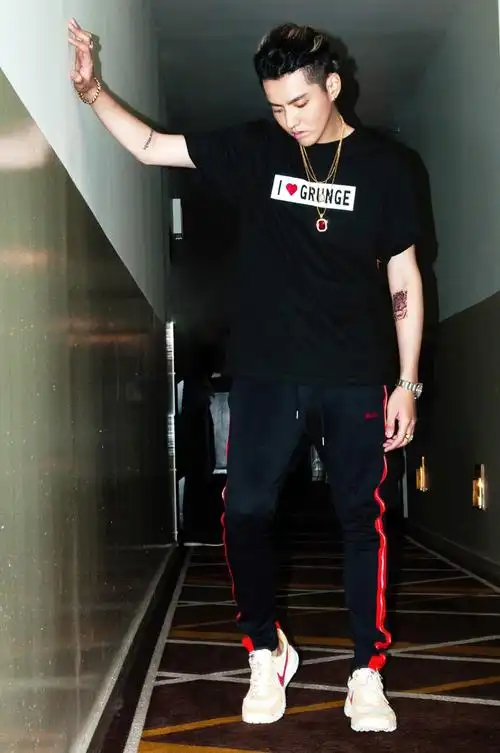 组图:吴亦凡纽约《deserve》首唱 低音炮随性慵懒