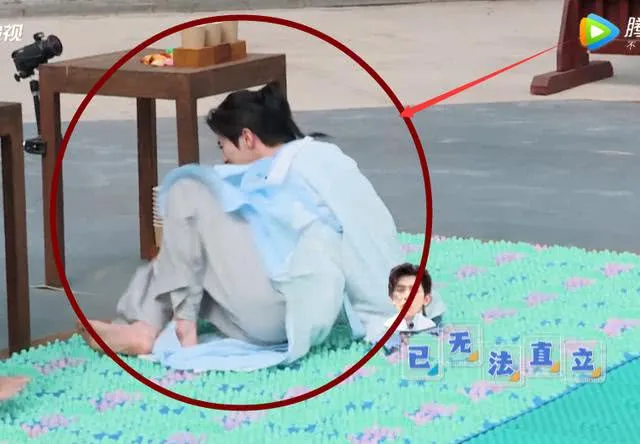 原创跑男:叼气球过指压板,众人一步一个脚印,蔡徐坤返程咋走?