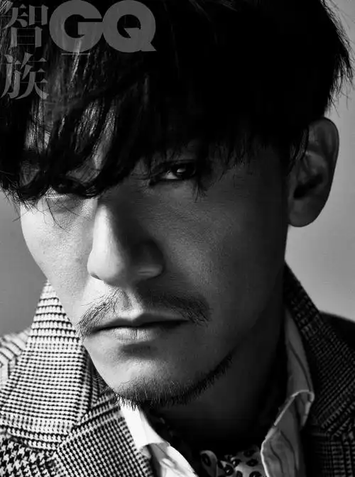 张震黑白质感大片诠释瞬间即永恒全方位构建演员真定义