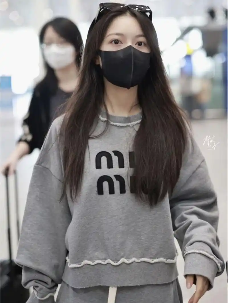赵今麦亮相巴黎秀场,甜酷运动风少女范十足 全套miu miu适配度100%