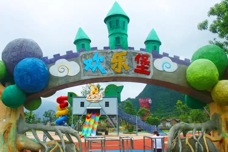 还有适合孩子玩的欢乐城堡,不愧为老少皆宜的旅游地