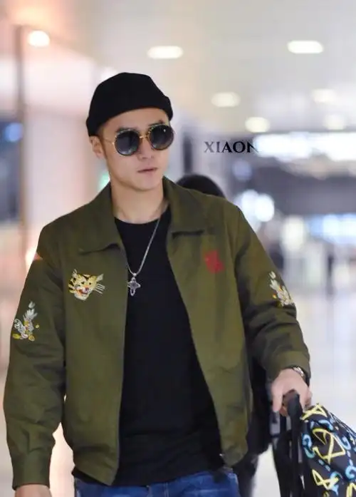 蒋劲夫黑超遮面现身机场,帅炸!就是黑色毛毡帽看不太懂