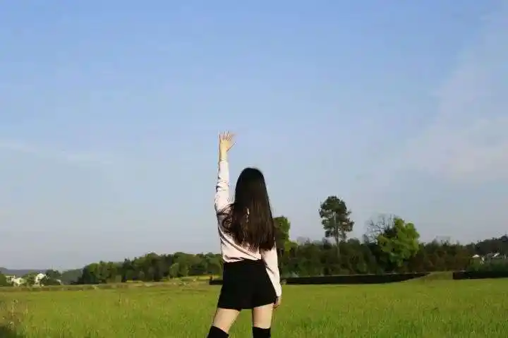 拍了一个女生背影看背影这个女生属于背影杀手吧