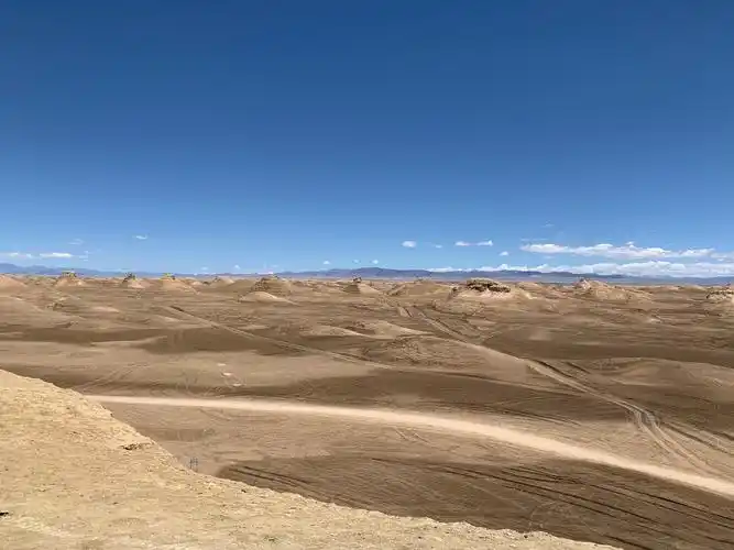 穿过300公里的无人区,真的寸草不生.