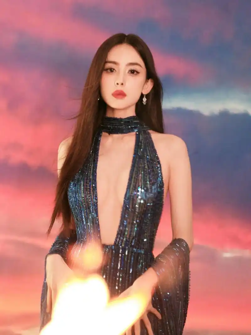 古力娜扎的深v长裙,展示出她的性感与高贵,每一个细节都充满了迷人的