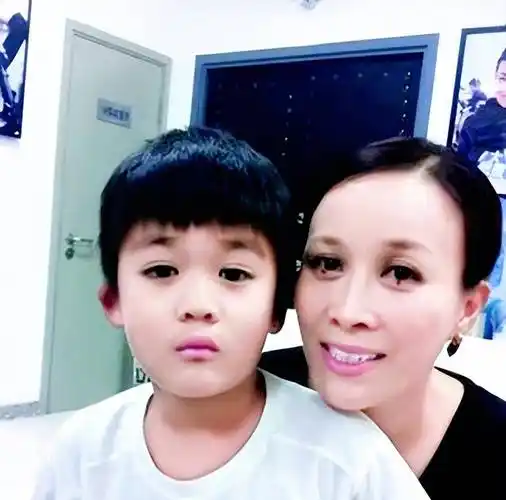 原创那英和高峰分手17年后她带着儿子再婚如今生活怎样了