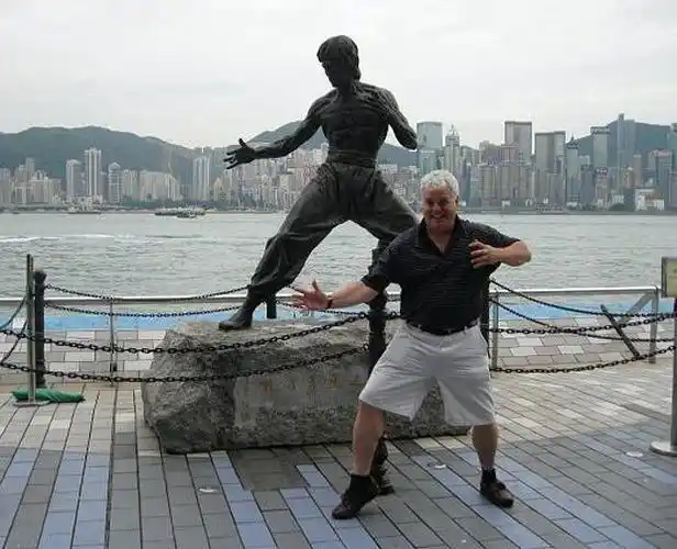 男子胸部挤出乳汁太雷人 盘点男人干的雷人事