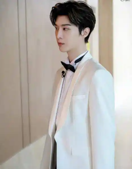 且西装除了像范丞丞这样的搭配之外,其实还可以这样搭,下面一起来看看