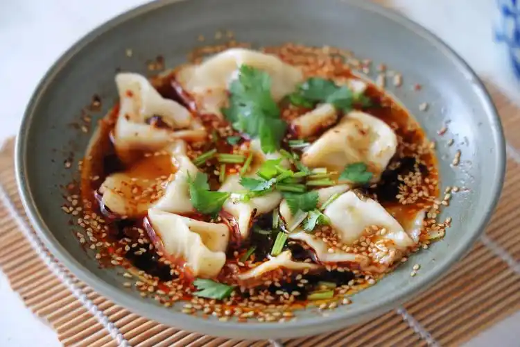 大雪将至没有什么比一碗酸汤水饺更过瘾酸辣爽口更开胃超赞