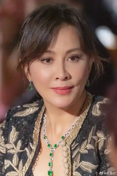 58岁刘嘉玲戴后冠容光焕发,皮肤紧致状态佳,完全看不出真实年龄_皇冠