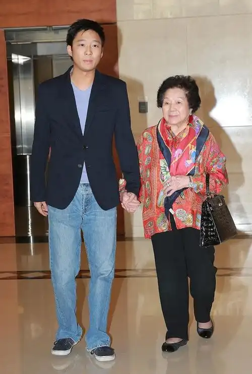 刘銮雄近况曝光送别吕燕妮身形消瘦健康状况引人担忧