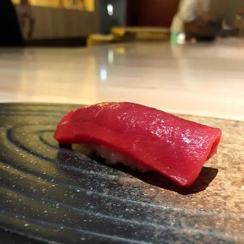 蓝鳍金枪鱼toro手握,血红油亮的鱼肉,入口即化,一个直呼不够喉.