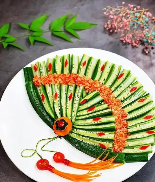 第四道菜,甜豆摆成了孔雀开屏,这样摆盘,更适合凉菜.