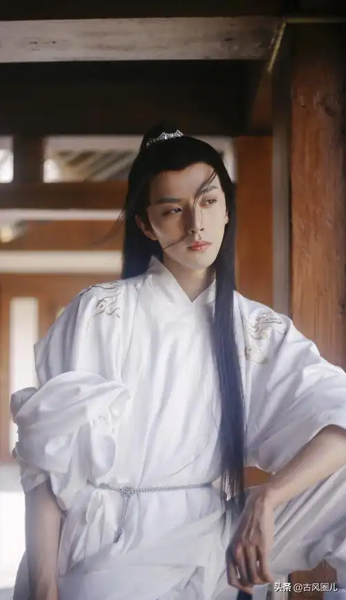 大家更熟悉的名字其实是妖扬,是一位古风歌手,他凭借出众的个人形象在