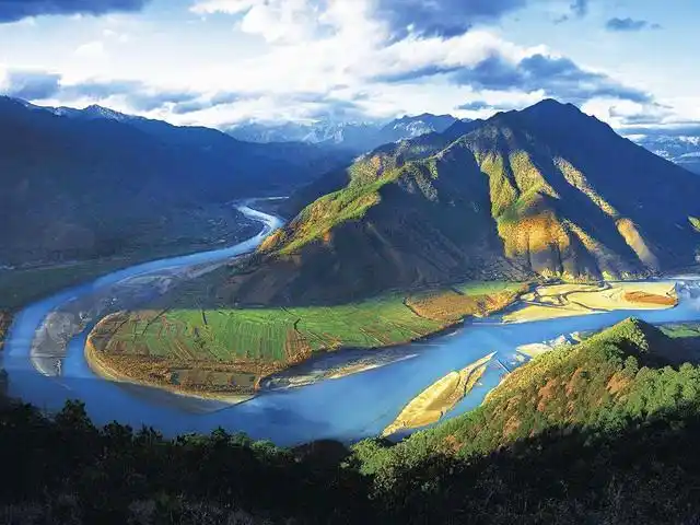 壮丽山河,山川秀美,气势磅礴,青山碧水蓝天