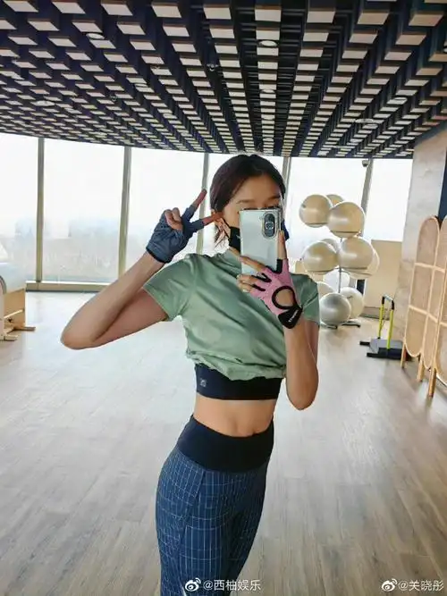 关晓彤马甲线#关晓彤晒马甲线自拍,不得不说认真管理身材的女孩子真