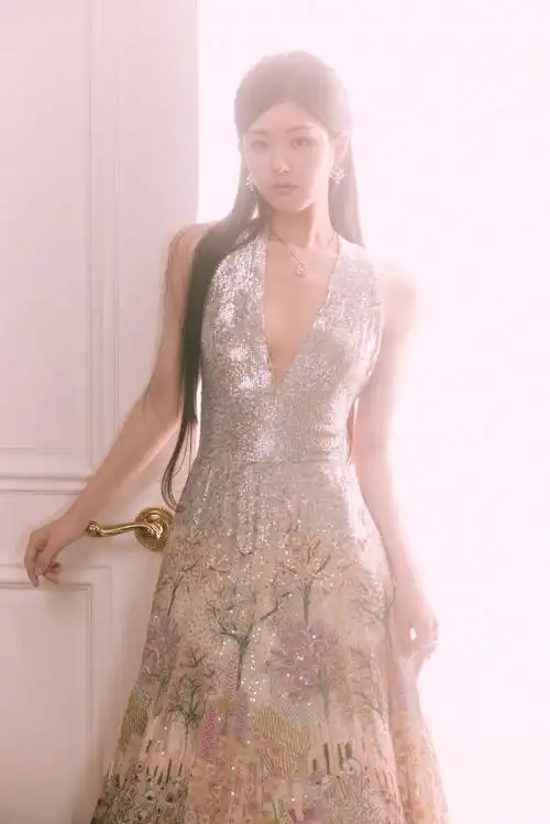 腾讯视频星光大赏##赵露思花海礼裙