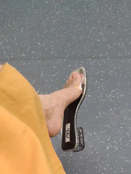 我在地铁上脱鞋了但没完全拖