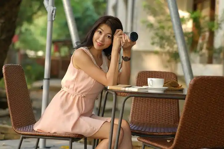 1/ 26 无论职业装,生活照,无论高跟鞋,平底鞋,一样的短裙美,一样的