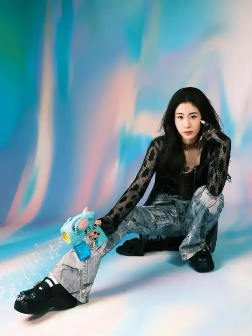 张碧晨超话96#张碧晨天赐的声音#  黑纱轻柔蔓延,折射错落光影,肆意