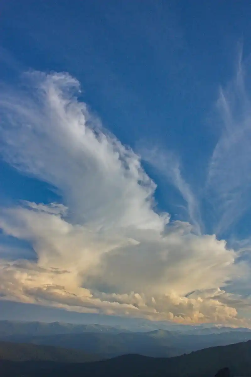 大理的云朵:多变的美丽 大理的云朵,勾起你心头的相思.
