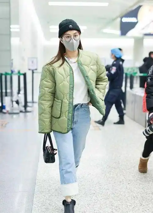 李菲儿机场穿搭翻车,穿绿色棉衣配9分牛仔裤,显胖10斤