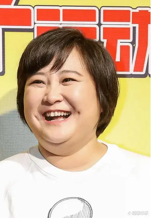 贾玲担任伴娘,新娘与众多伴娘合影的时候,贾玲笑的很灿烂,真是太可爱