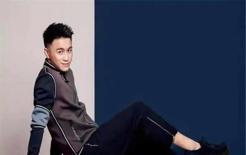 奚梦瑶何猷君假唱太明显,身高差距令人尴尬,生活中两人互动甜蜜.