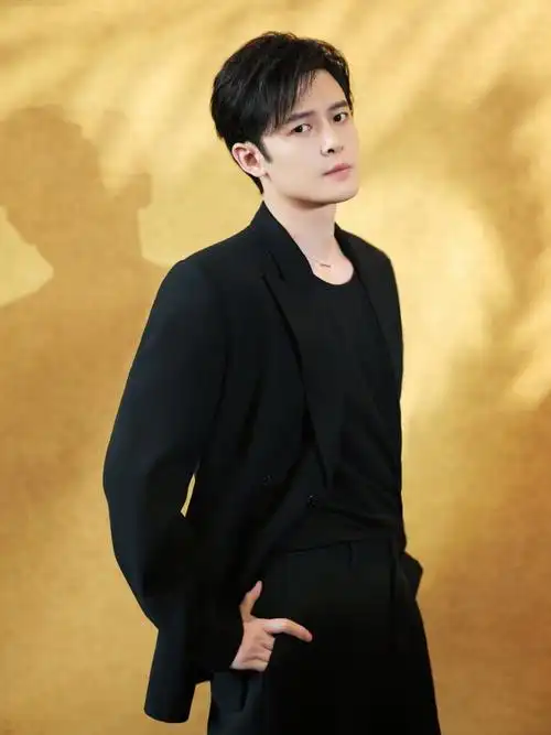 付辛博官宣签约爱奇艺