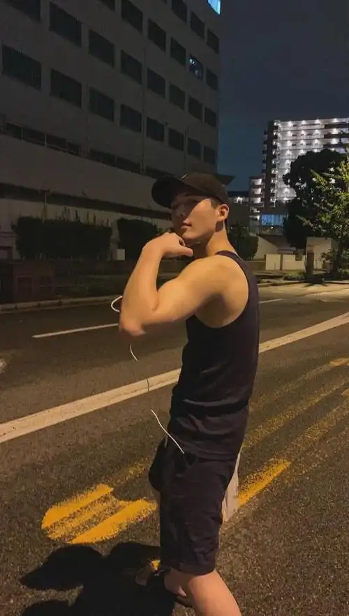 王安宇换裤子被狗仔拍了发网上这枚宝藏男孩藏不住了