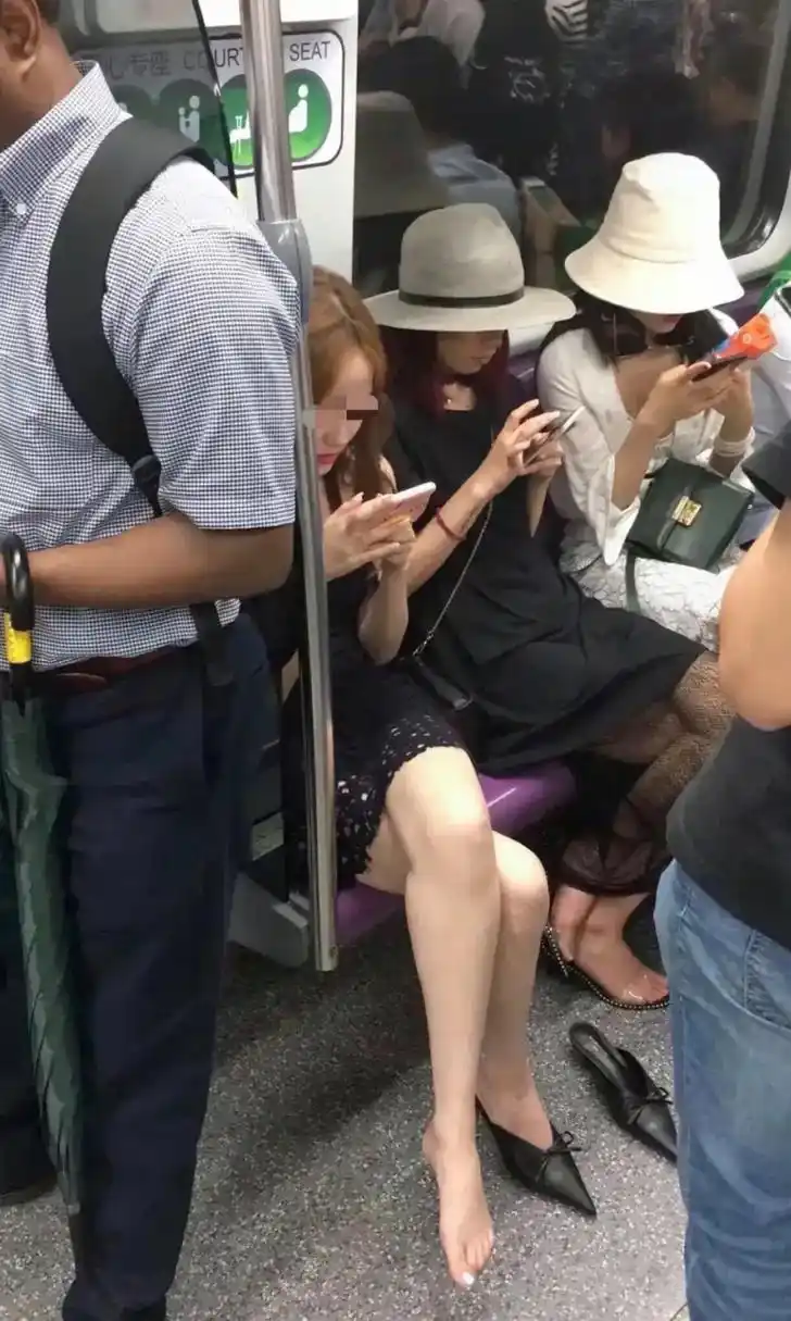 美女光着脚丫子,也不怕鞋子被踢丢了,没鞋穿啊!