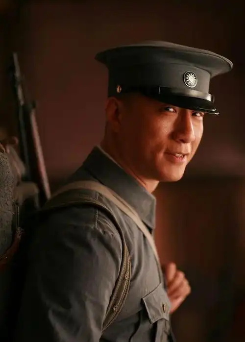 孙红雷饰演的"杨立青"可谓是一名全能选手,个人能力肩比燕双鹰这样的