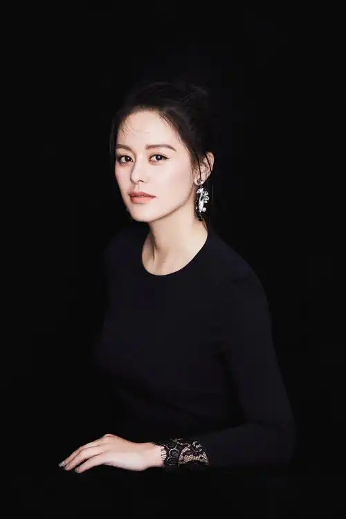 王力可御姐范写真展现百变气质 《信仰者》热映传递大爱