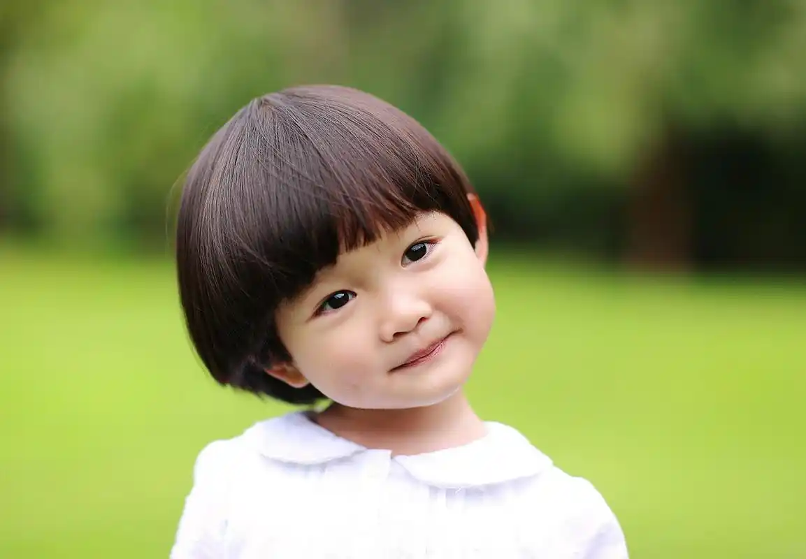 让你家小公主萌力全开~[原文:小女孩剪什么短发发型好看]