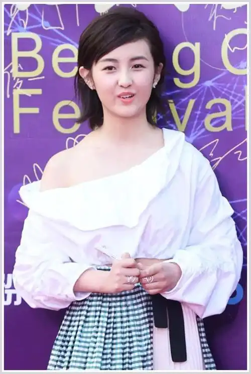 张子枫的斜方肌太虐了,这种是天生的还是不良习惯造成的?