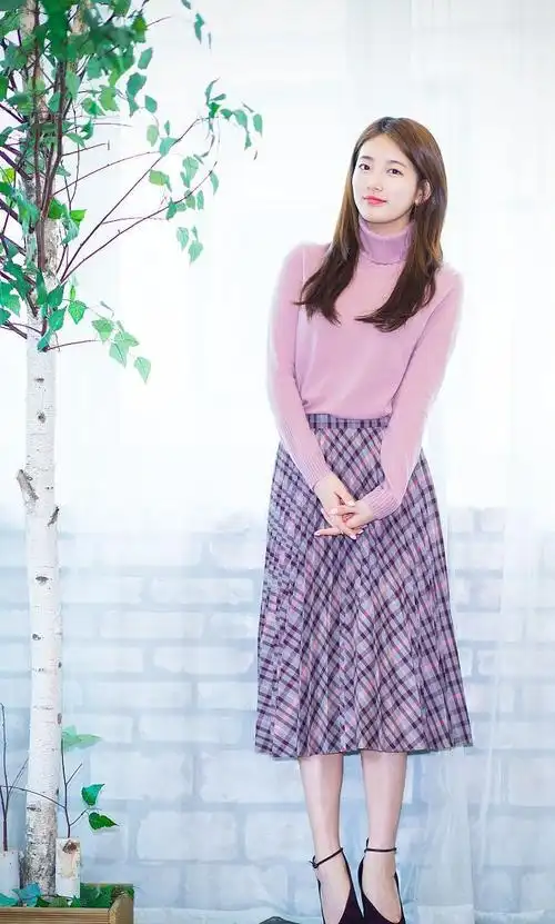 裴秀智脚踩铅笔跟高跟鞋,穿着淡雅的高领衫秀出华丽娇美的容颜
