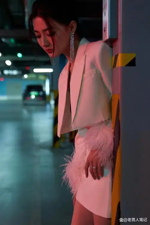 徐璐真有超模气质,白裙西装光影大片,大长腿又美又飒