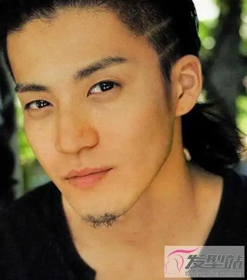 男生两道杠刻痕发型 吸睛帅气潮男都这样剪