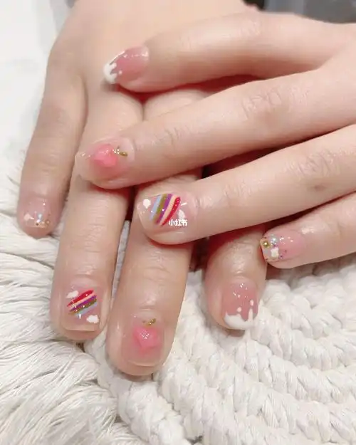 短款显白彩虹美甲