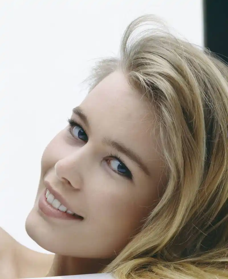 琳达·伊万戈琳斯塔是加拿大一名女模特,出生于st.