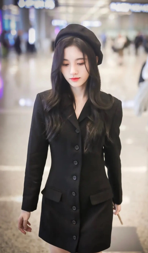 鞠婧祎因工作太累而打哈欠,被镜头恶意抓拍后,我才懂直男的审美