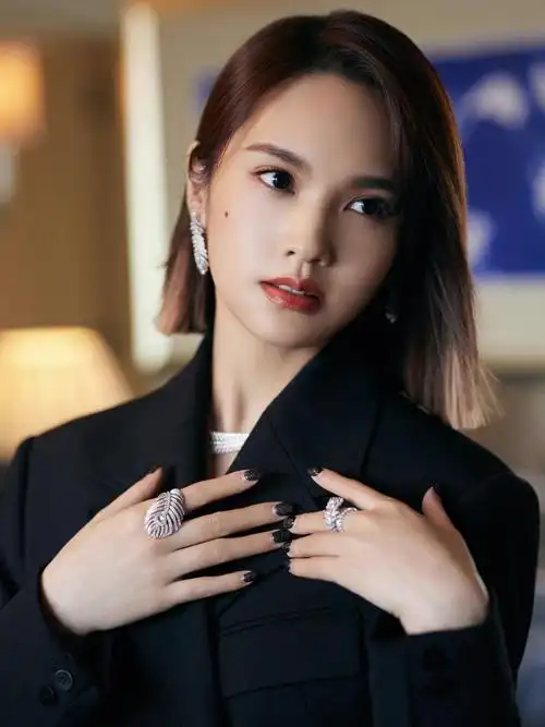 杨丞琳短发全黑造型气场全开自曝年纪越大越爱被人叫可爱