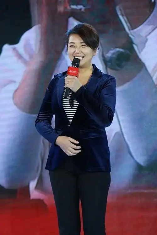 江珊老的很优雅,穿上蓝色的服装之后,气质看着很舒服