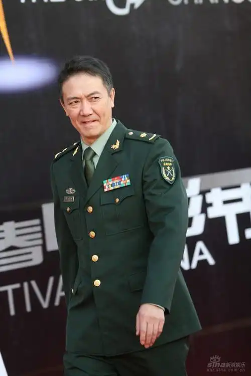 图文:长春电影节红毯 李幼斌身着军装英姿飒爽